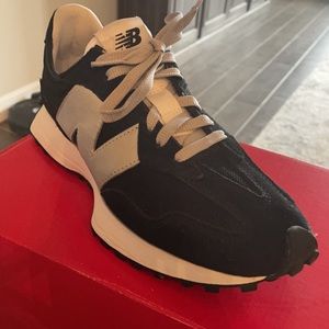 New Balance 327 Black/white/gray Men’s sz 8.5 women’s 10